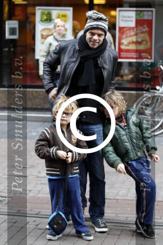 Amsterdam 4 december 2011
Premiere de gelaarsde kat in tuschinski. Sander v d Eeden , man Trijntje Oosterhuis met hun zoons
Peter Smulders bv