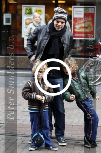 Amsterdam 4 december 2011
Premiere de gelaarsde kat in tuschinski. Sander v d Eeden , man Trijntje Oosterhuis met hun zoons
Peter Smulders bv