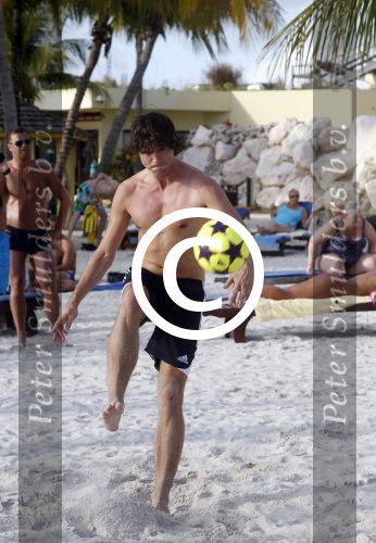 Curacao 29 december 2011
Jan Smit Nick en Simon en Kees Kwakman voetvolleyen tegen Frank de Boer Guido Albers en Edwin v d Sar op het strand van Lions dive. De artiesten winnen uiteindelijk met 4-1 in sets.
Peter Smulders bv
