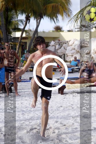 Curacao 29 december 2011
Jan Smit Nick en Simon en Kees Kwakman voetvolleyen tegen Frank de Boer Guido Albers en Edwin v d Sar op het strand van Lions dive. De artiesten winnen uiteindelijk met 4-1 in sets.
Peter Smulders bv