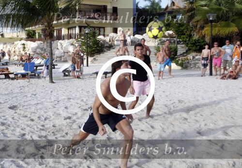 Curacao 29 december 2011
Jan Smit Nick en Simon en Kees Kwakman voetvolleyen tegen Frank de Boer Guido Albers en Edwin v d Sar op het strand van Lions dive. De artiesten winnen uiteindelijk met 4-1 in sets.
Peter Smulders bv