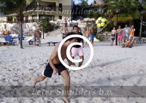 Curacao 29 december 2011
Jan Smit Nick en Simon en Kees Kwakman voetvolleyen tegen Frank de Boer Guido Albers en Edwin v d Sar op het strand van Lions dive. De artiesten winnen uiteindelijk met 4-1 in sets.
Peter Smulders bv