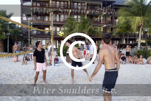 Curacao 29 december 2011
Jan Smit Nick en Simon en Kees Kwakman voetvolleyen tegen Frank de Boer Guido Albers en Edwin v d Sar op het strand van Lions dive. De artiesten winnen uiteindelijk met 4-1 in sets.
Peter Smulders bv