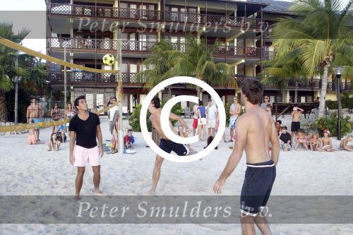 Curacao 29 december 2011
Jan Smit Nick en Simon en Kees Kwakman voetvolleyen tegen Frank de Boer Guido Albers en Edwin v d Sar op het strand van Lions dive. De artiesten winnen uiteindelijk met 4-1 in sets.
Peter Smulders bv