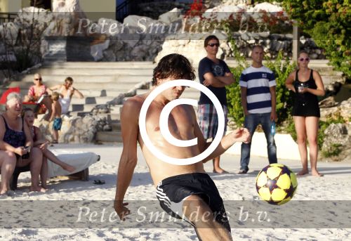 Curacao 29 december 2011
Jan Smit Nick en Simon en Kees Kwakman voetvolleyen tegen Frank de Boer Guido Albers en Edwin v d Sar op het strand van Lions dive. De artiesten winnen uiteindelijk met 4-1 in sets.
Peter Smulders bv