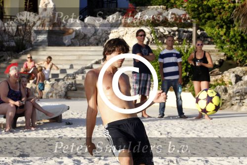 Curacao 29 december 2011
Jan Smit Nick en Simon en Kees Kwakman voetvolleyen tegen Frank de Boer Guido Albers en Edwin v d Sar op het strand van Lions dive. De artiesten winnen uiteindelijk met 4-1 in sets.
Peter Smulders bv