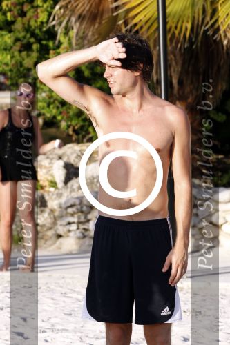 Curacao 29 december 2011
Jan Smit Nick en Simon en Kees Kwakman voetvolleyen tegen Frank de Boer Guido Albers en Edwin v d Sar op het strand van Lions dive. De artiesten winnen uiteindelijk met 4-1 in sets.
Peter Smulders bv