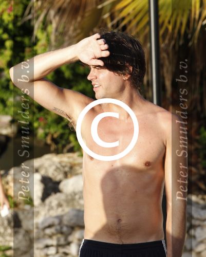 Curacao 29 december 2011
Jan Smit Nick en Simon en Kees Kwakman voetvolleyen tegen Frank de Boer Guido Albers en Edwin v d Sar op het strand van Lions dive. De artiesten winnen uiteindelijk met 4-1 in sets.
Peter Smulders bv