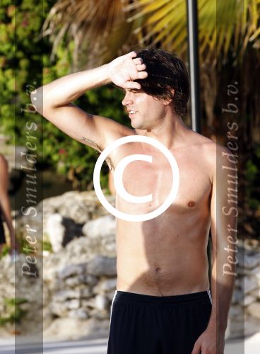 Curacao 29 december 2011
Jan Smit Nick en Simon en Kees Kwakman voetvolleyen tegen Frank de Boer Guido Albers en Edwin v d Sar op het strand van Lions dive. De artiesten winnen uiteindelijk met 4-1 in sets.
Peter Smulders bv