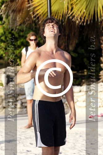 Curacao 29 december 2011
Jan Smit Nick en Simon en Kees Kwakman voetvolleyen tegen Frank de Boer Guido Albers en Edwin v d Sar op het strand van Lions dive. De artiesten winnen uiteindelijk met 4-1 in sets.
Peter Smulders bv