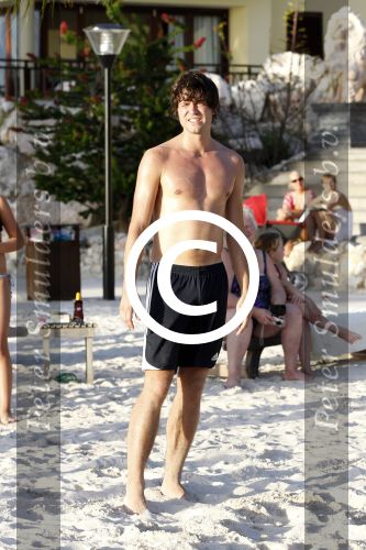 Curacao 29 december 2011
Jan Smit Nick en Simon en Kees Kwakman voetvolleyen tegen Frank de Boer Guido Albers en Edwin v d Sar op het strand van Lions dive. De artiesten winnen uiteindelijk met 4-1 in sets.
Peter Smulders bv