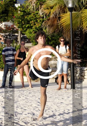 Curacao 29 december 2011
Jan Smit Nick en Simon en Kees Kwakman voetvolleyen tegen Frank de Boer Guido Albers en Edwin v d Sar op het strand van Lions dive. De artiesten winnen uiteindelijk met 4-1 in sets.
Peter Smulders bv