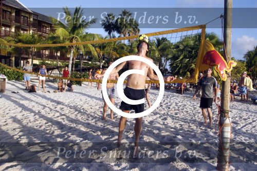 Curacao 29 december 2011
Jan Smit Nick en Simon en Kees Kwakman voetvolleyen tegen Frank de Boer Guido Albers en Edwin v d Sar op het strand van Lions dive. De artiesten winnen uiteindelijk met 4-1 in sets.
Peter Smulders bv