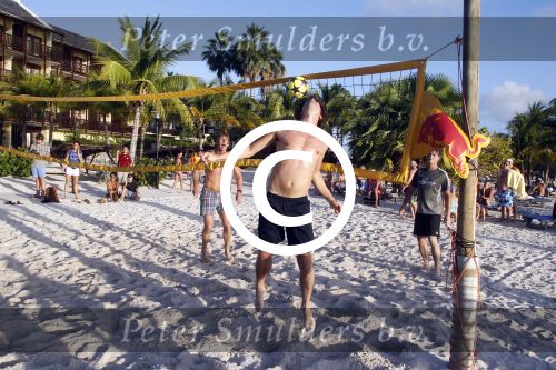 Curacao 29 december 2011
Jan Smit Nick en Simon en Kees Kwakman voetvolleyen tegen Frank de Boer Guido Albers en Edwin v d Sar op het strand van Lions dive. De artiesten winnen uiteindelijk met 4-1 in sets.
Peter Smulders bv