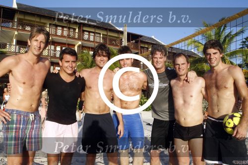 Curacao 29 december 2011
Jan Smit Nick en Simon en Kees Kwakman voetvolleyen tegen Frank de Boer Guido Albers en Edwin v d Sar op het strand van Lions dive. De artiesten winnen uiteindelijk met 4-1 in sets.
Peter Smulders bv