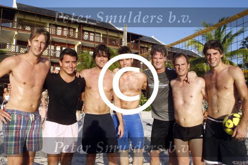 Curacao 29 december 2011
Jan Smit Nick en Simon en Kees Kwakman voetvolleyen tegen Frank de Boer Guido Albers en Edwin v d Sar op het strand van Lions dive. De artiesten winnen uiteindelijk met 4-1 in sets.
Peter Smulders bv