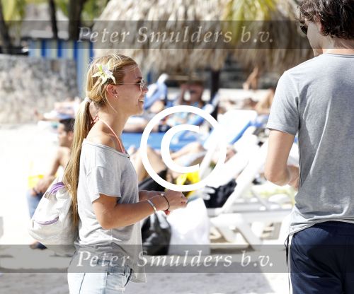 Curacao 31 december 2011
Simon Keizer met vriendin op curacao.
Peter Smulders bv
