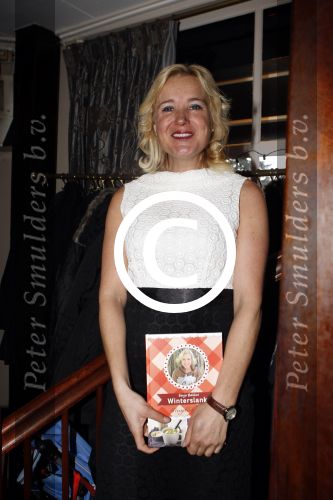 Hoorn 1 december 2011
Presentatie boek Sonja Bakker. haar vriend Jan ontvangt het eerste boek.
Peter Smulders bv