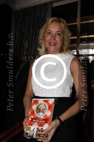 Hoorn 1 december 2011
Presentatie boek Sonja Bakker. haar vriend Jan ontvangt het eerste boek.
Peter Smulders bv