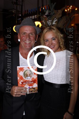 Hoorn 1 december 2011
Presentatie boek Sonja Bakker. haar vriend Jan ontvangt het eerste boek.
Peter Smulders bv