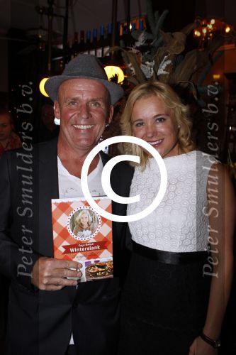 Hoorn 1 december 2011
Presentatie boek Sonja Bakker. haar vriend Jan ontvangt het eerste boek.
Peter Smulders bv