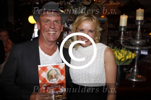 Hoorn 1 december 2011
Presentatie boek Sonja Bakker. haar vriend Jan ontvangt het eerste boek.
Peter Smulders bv