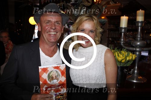 Hoorn 1 december 2011
Presentatie boek Sonja Bakker. haar vriend Jan ontvangt het eerste boek.
Peter Smulders bv