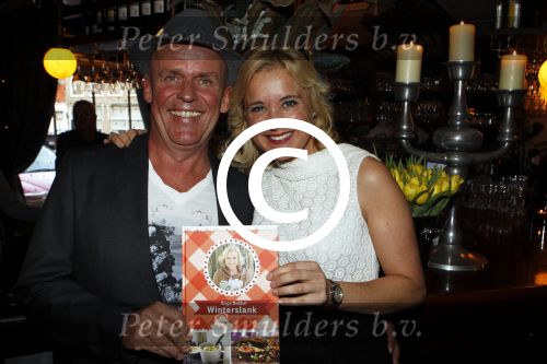 Hoorn 1 december 2011
Presentatie boek Sonja Bakker. haar vriend Jan ontvangt het eerste boek.
Peter Smulders bv