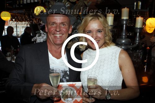 Hoorn 1 december 2011
Presentatie boek Sonja Bakker. haar vriend Jan ontvangt het eerste boek.
Peter Smulders bv