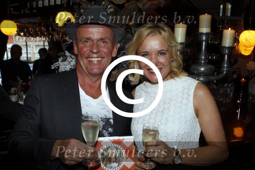 Hoorn 1 december 2011
Presentatie boek Sonja Bakker. haar vriend Jan ontvangt het eerste boek.
Peter Smulders bv