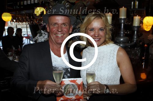 Hoorn 1 december 2011
Presentatie boek Sonja Bakker. haar vriend Jan ontvangt het eerste boek.
Peter Smulders bv