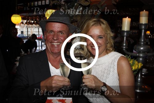 Hoorn 1 december 2011
Presentatie boek Sonja Bakker. haar vriend Jan ontvangt het eerste boek.
Peter Smulders bv