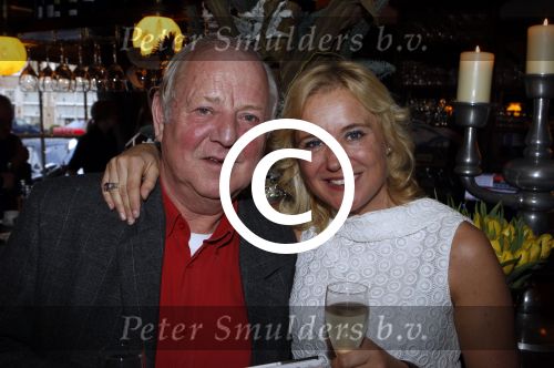 Hoorn 1 december 2011
Presentatie boek Sonja Bakker. haar vriend Jan ontvangt het eerste boek. Sonja met vader
Peter Smulders bv
