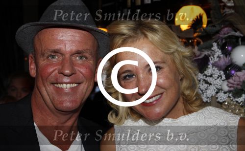 Hoorn 1 december 2011
Presentatie boek Sonja Bakker. haar vriend Jan ontvangt het eerste boek.
Peter Smulders bv