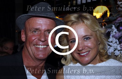 Hoorn 1 december 2011
Presentatie boek Sonja Bakker. haar vriend Jan ontvangt het eerste boek.
Peter Smulders bv