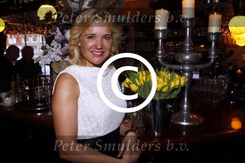 Hoorn 1 december 2011
Presentatie boek Sonja Bakker. haar vriend Jan ontvangt het eerste boek.
Peter Smulders bv