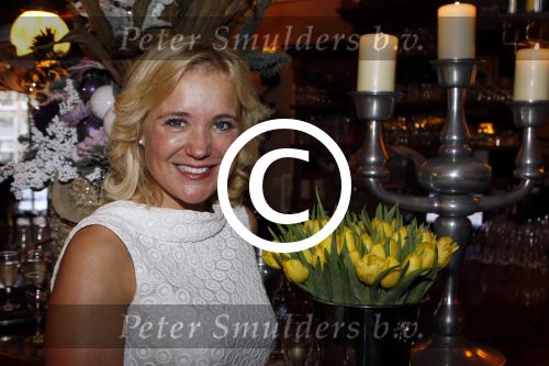Hoorn 1 december 2011
Presentatie boek Sonja Bakker. haar vriend Jan ontvangt het eerste boek.
Peter Smulders bv