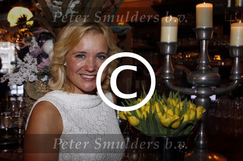 Hoorn 1 december 2011
Presentatie boek Sonja Bakker. haar vriend Jan ontvangt het eerste boek.
Peter Smulders bv