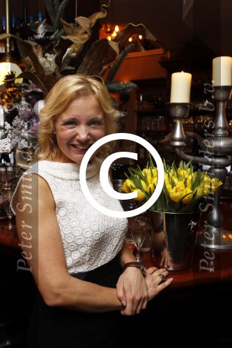 Hoorn 1 december 2011
Presentatie boek Sonja Bakker. haar vriend Jan ontvangt het eerste boek.
Peter Smulders bv