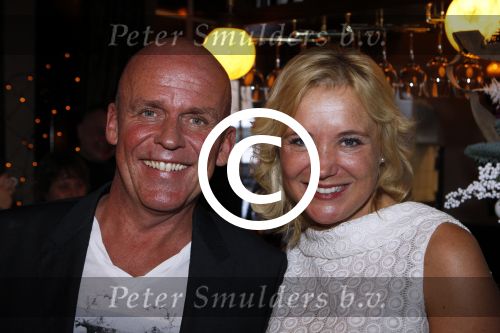 Hoorn 1 december 2011
Presentatie boek Sonja Bakker. haar vriend Jan ontvangt het eerste boek.
Peter Smulders bv
