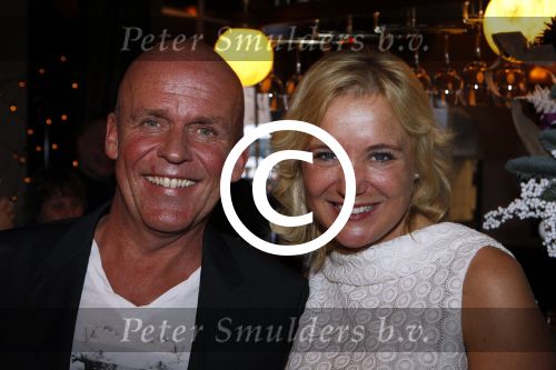 Hoorn 1 december 2011
Presentatie boek Sonja Bakker. haar vriend Jan ontvangt het eerste boek.
Peter Smulders bv
