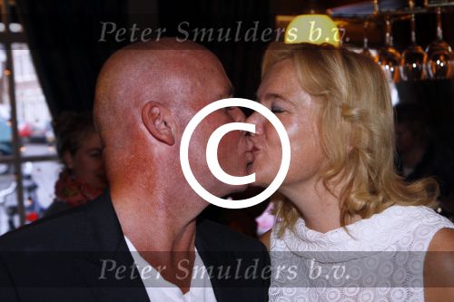 Hoorn 1 december 2011
Presentatie boek Sonja Bakker. haar vriend Jan ontvangt het eerste boek.
Peter Smulders bv
