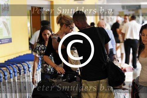 Curacao 8 januari 2012
Sunnery james haalt vrouw en Doutzen Kroes en zoon Phyllon op op het vliegveld van Curacao.
Peter Smulders bv