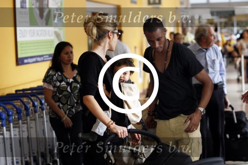 Curacao 8 januari 2012
Sunnery james haalt vrouw en Doutzen Kroes en zoon Phyllon op op het vliegveld van Curacao.
Peter Smulders bv
