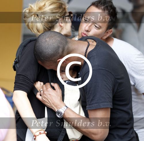 Curacao 8 januari 2012
Sunnery james haalt vrouw en Doutzen Kroes en zoon Phyllon op op het vliegveld van Curacao.
Peter Smulders bv