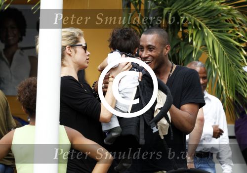Curacao 8 januari 2012
Sunnery james haalt vrouw en Doutzen Kroes en zoon Phyllon op op het vliegveld van Curacao.
Peter Smulders bv