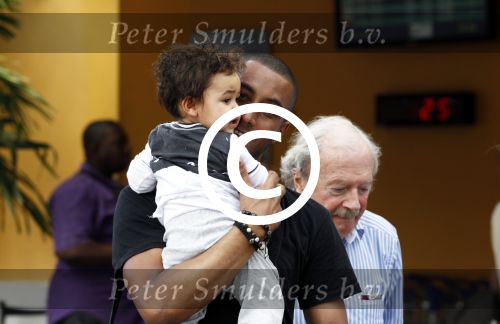 Curacao 8 januari 2012
Sunnery james haalt vrouw en Doutzen Kroes en zoon Phyllon op op het vliegveld van Curacao.
Peter Smulders bv