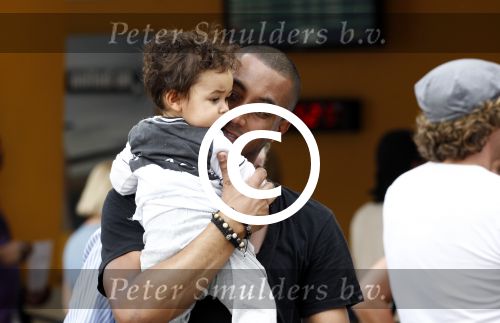 Curacao 8 januari 2012
Sunnery james haalt vrouw en Doutzen Kroes en zoon Phyllon op op het vliegveld van Curacao.
Peter Smulders bv