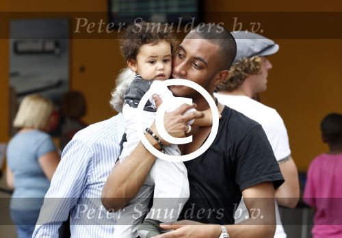 Curacao 8 januari 2012
Sunnery james haalt vrouw en Doutzen Kroes en zoon Phyllon op op het vliegveld van Curacao.
Peter Smulders bv