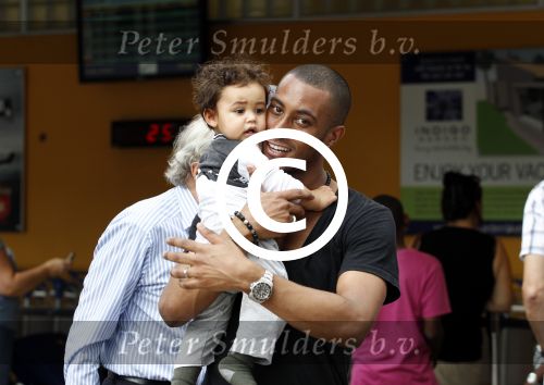 Curacao 8 januari 2012
Sunnery james haalt vrouw en Doutzen Kroes en zoon Phyllon op op het vliegveld van Curacao.
Peter Smulders bv